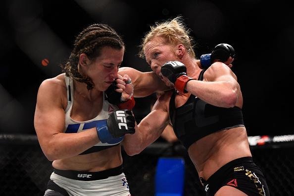 Miesha Tate finaliza Holly Holm com mata-leão, no quinto round, e conquista cinturão peso galo