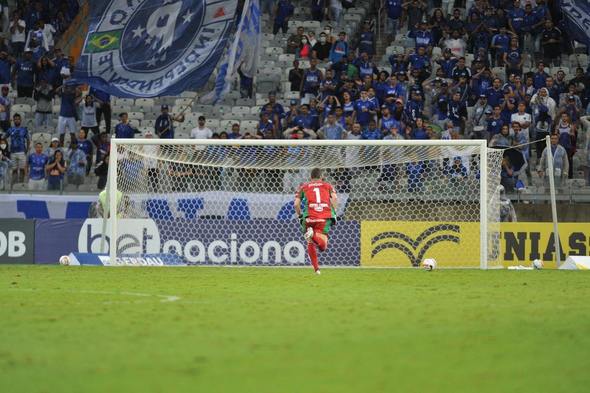 Edu marcou o gol da vitria do Cruzeiro sobre o Democrata-GV no ltimo minuto e mostrou novamente poder de deciso