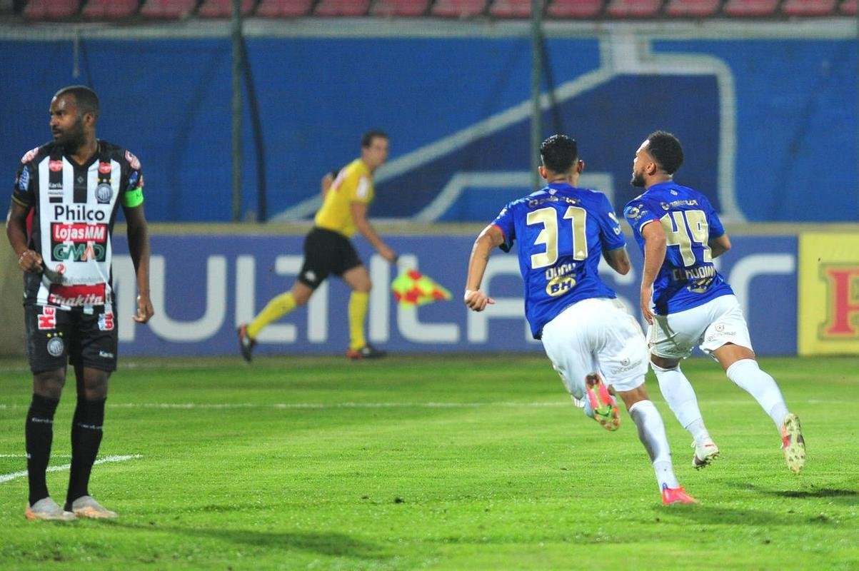 Imagens de Cruzeiro x Operrio, na Arena do Jacar, em Sete Lagoas, pela 24 rodada da Srie B