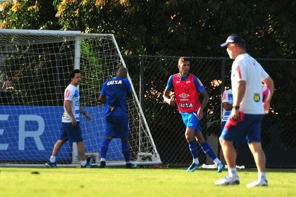 Sem Thiago Neves, que est com desgaste na panturrilha, Mano Menezes escalou o time titular do Cruzeiro no coletivo com Fbio; Lucas Romero, Leo, Murilo e Egdio; Henrique e Ariel Cabral; Robinho, Arrascaeta e Rafinha; Fred. Os reservas atuaram com Rafael; Arthur, Digo, Manoel e Marcelo Hermes; Lucas Silva, Nonoca e Bruno Silva; Rafael Marques, Rafael Sobis e Judivan