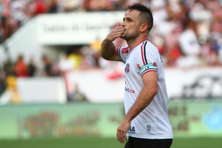 Pipico (atacante) - dolo e principal referncia ofensiva do Santa, Pipico no vem tendo sua melhor temporada no Arruda, mas j passa dos 10 gols e  artilheiro da equipe ainda assim. Ele  titular absoluto