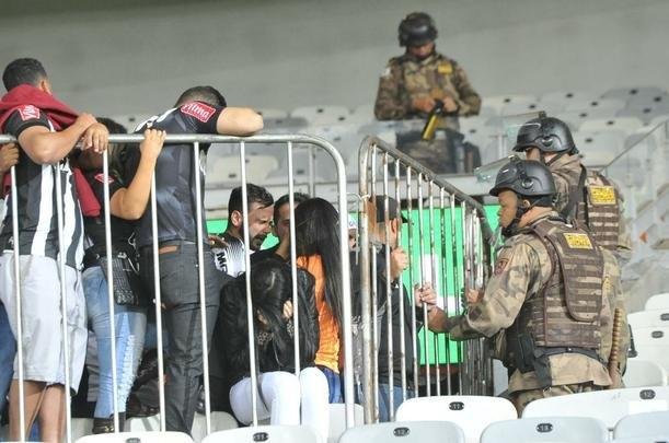 Torcedores do Atltico lotam as arquibancadas do Mineiro para acompanhar a partida vlida pelas quartas de final da Copa do Brasil