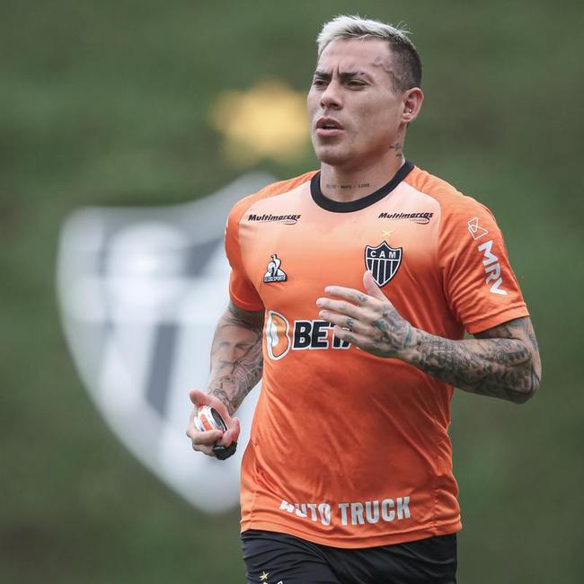 Eduardo Vargas: atacante chileno é desfalque certo na Supercopa do Brasil. Ele se recupera de lesão no ligamento colateral do joelho esquerdo.