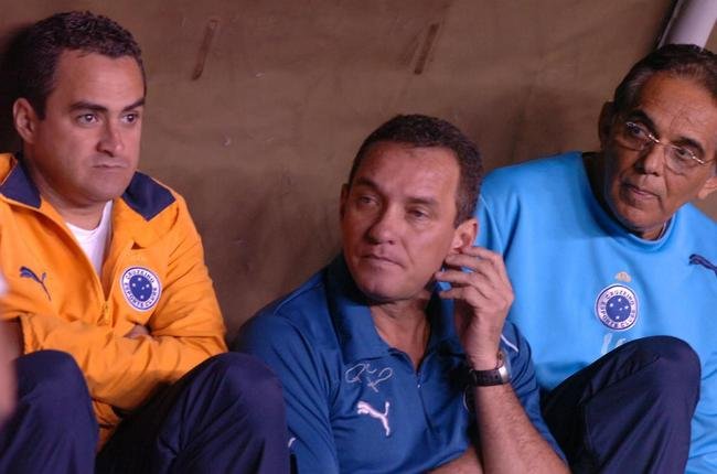 07/05/2006 - Benecy Queiroz (direita) no banco de reservas com o tcnico Paulo Csar Gusmo