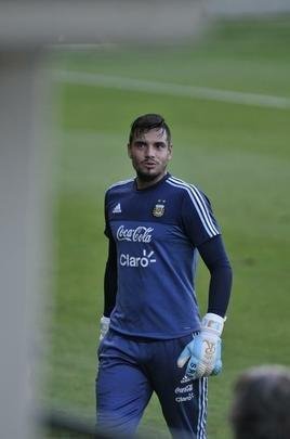 Seleo Argentina treinou nesta tera na Cidade do Galo com Lionel Messi. O craque cobrou faltas, afiou a pontaria e, em seguida, deixou a atividade mais cedo para se poupar. Na parte final, o tcnico Bauza orientou um trabalho em campo reduzido