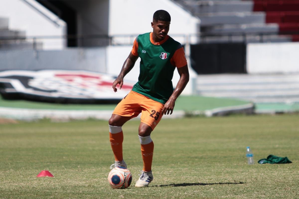 Jogadores do Santa Cruz treinaram no estádio do Arruda, já apresentando trabalhos com bola no gramado, sob a supervisão do técnico Itamar Schülle. Todos os atletas e os membros da comissão técnica seguem submetidos às medidas de afastamento social.