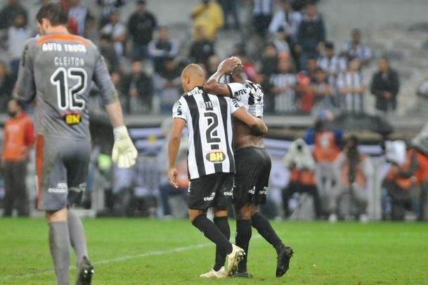 Atltico perdeu por 4 a 3 para o Coln nos pnaltis e foi eliminado da Copa Sul-Americana. Goleiro argentino Burin defendeu penalidades de Rver e Cazares