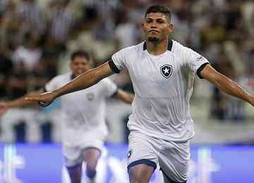 Jogador, que pertence ao Botafogo, deve assinar um vínculo de empréstimo válido até o fim de 2023, com opção de compra fixada ao fim do período