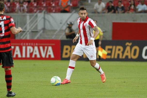 O argentino Caete passou pelo Nutico em 2014. Com passagem apagada pelo Timbu, o meio-campista no deixou saudades.