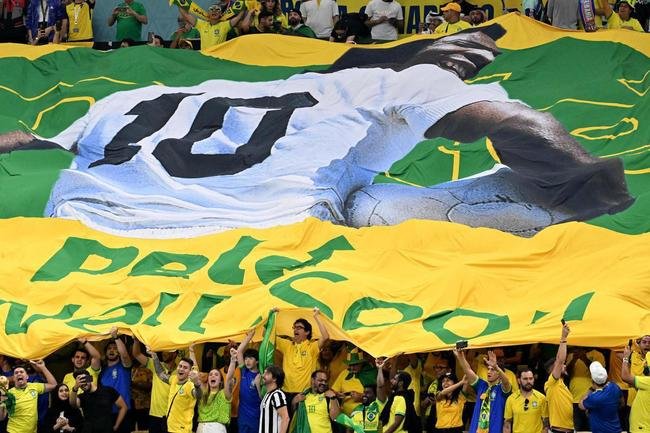 Camares x Brasil: Torcida do Brasil homenageia Pel com bandeira 