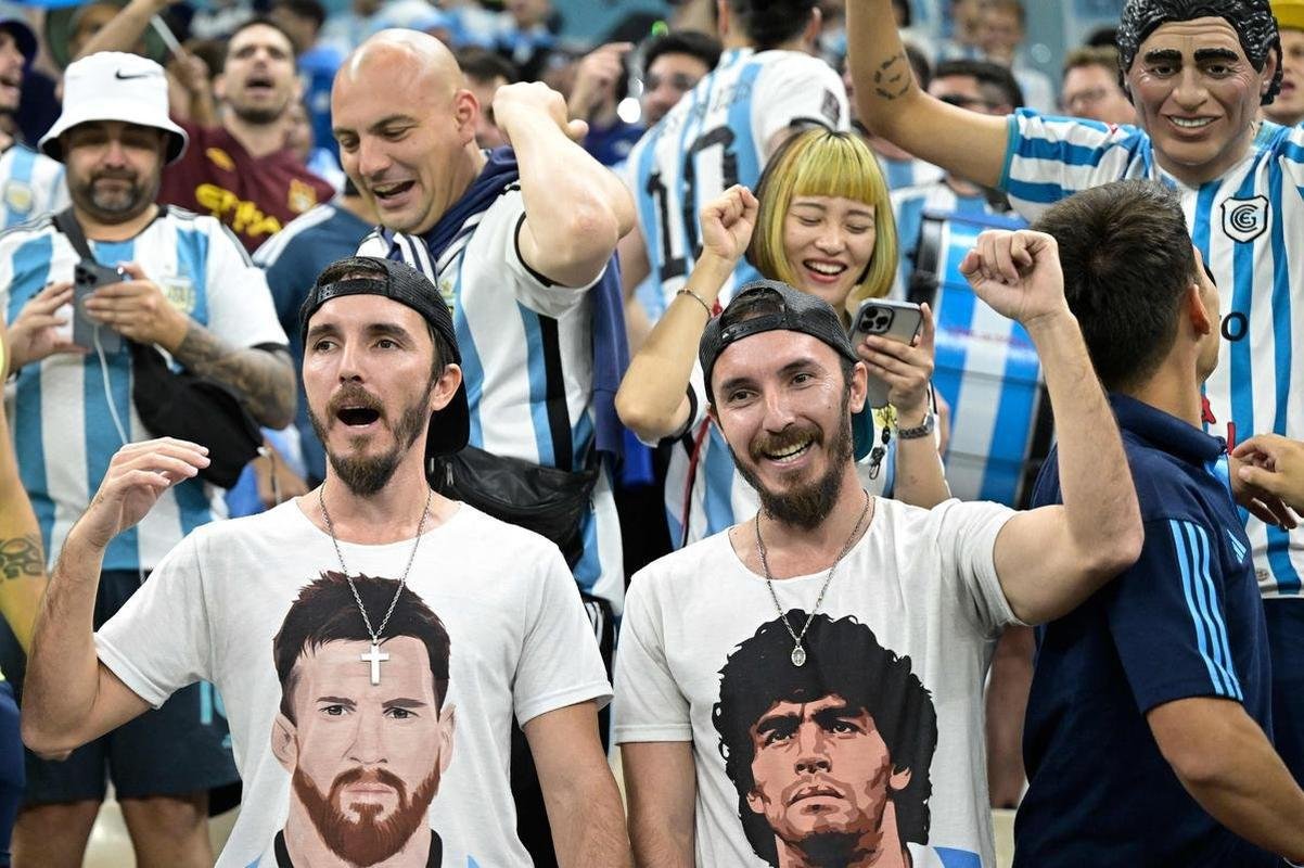 Imagens das torcidas de Argentina e Crocia no duelo pela semifinal da Copa do Mundo do Catar, no estdio Lusail