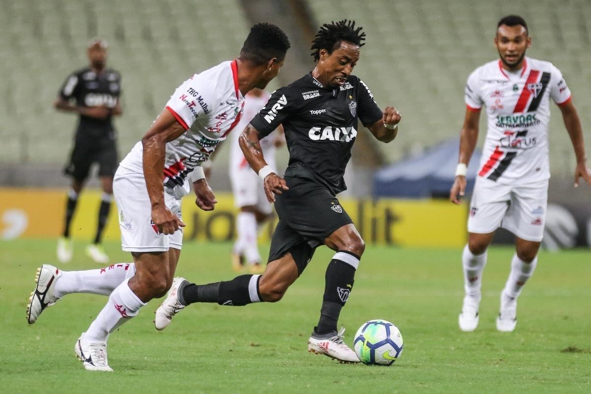 DEIXOU O CLUBE: Arouca - Contratado por emprstimo em 14 de dezembro de 2017, o volante de 32 anos deixou o Palmeiras para ser o primeiro reforo anunciado pelo Atltico para a temporada 2018. Foi titular no incio do ano, quando o time era comandado por Oswaldo de Oliveira, mas perdeu espao por conta das atuaes irregulares. Em 12 jogos (nove como titular), deu uma assistncia e no balanou as redes rivais. Foi repassado ao Vitria ainda no meio do ano.