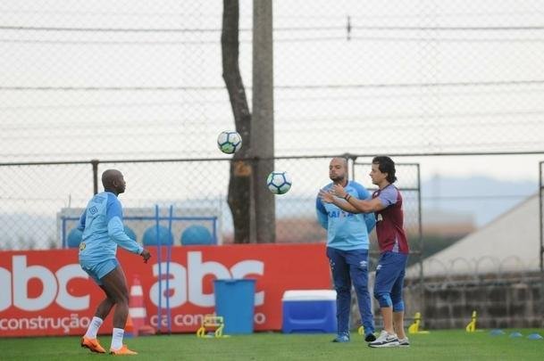 Atacante Sass durante trabalho de reabilitao com o fisioterapeuta Charles de Oliveira Costa