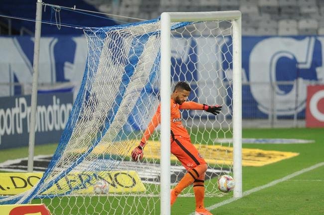 Atacante Rafael Sobis, do Cruzeiro, marcou gol de placa no Mineiro na vitria por 4 a 1 sobre o Brasil de Pelotas, pela 26 rodada da Srie B. Do meio-campo, ele viu o goleiro Rafael Martins adiantado e tocou por cobertura. Um chute perfeito e que entra para a histria do clube e do estdio. (5/12/2020)