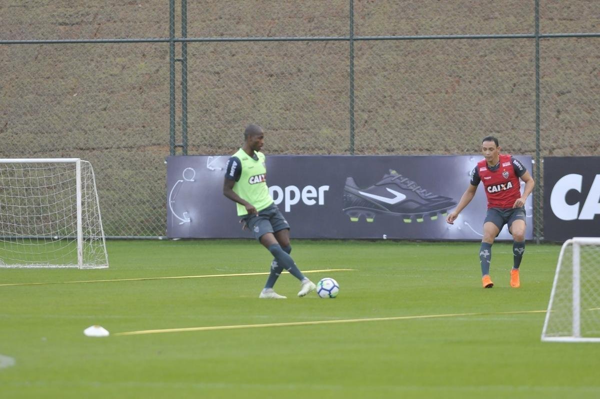 Yimmi Char, David Terans e Denlson participaram do treino em campo pela primeira vez