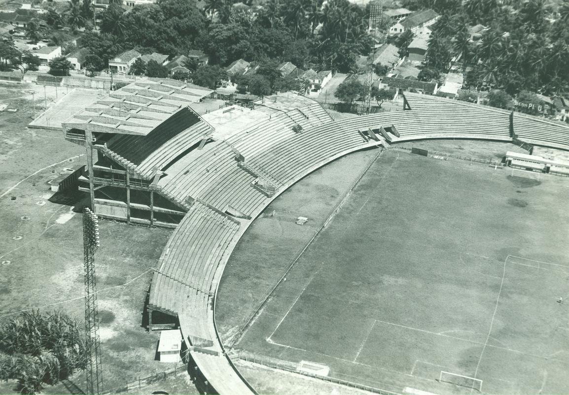 Ainda em 1971 as obras de expansão tiveram início, avançando nos diferentes setores do estádio.