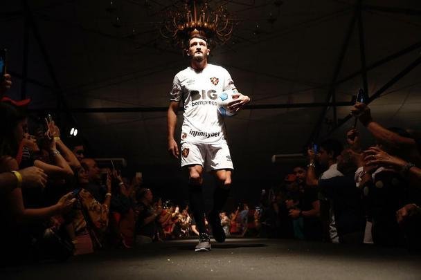 Festa de lançamento dos novos uniformes contou com a presença de jogadores e show de Paralamas de Sucesso