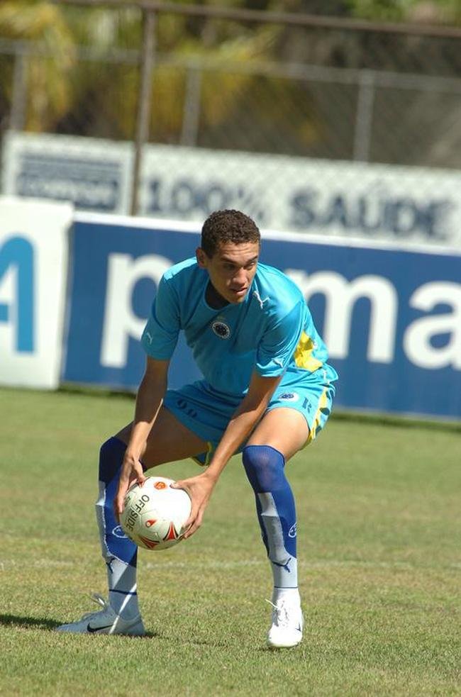 Zagueiro Maicon em seu incio de carreira no Cruzeiro, no ano de 2007. 