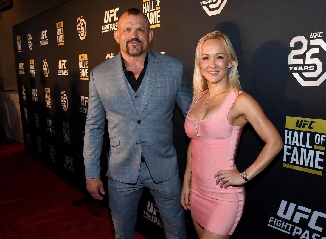 Ex-campeo meio-pesado e membro do Hall da Fama do UFC, Chuck Liddell, ao lado da esposa