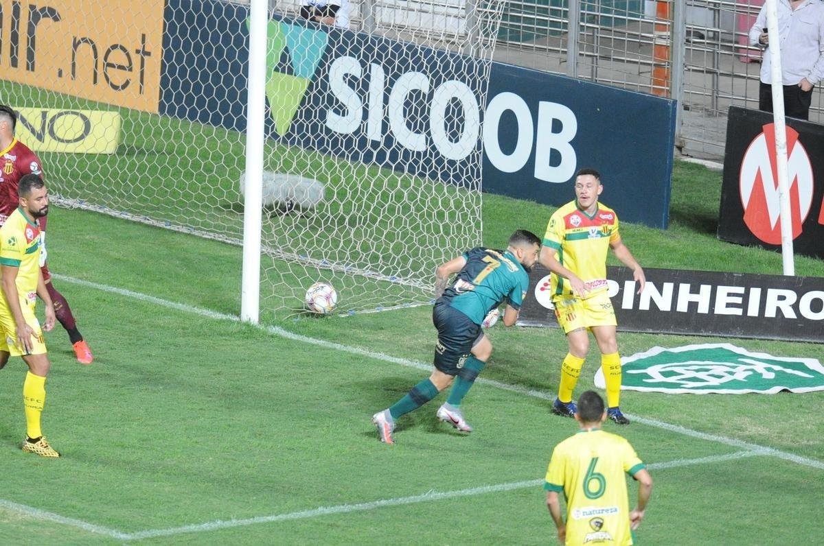 Fotos do jogo entre Amrica e Sampaio Corra, no Independncia, em Belo Horizonte, pela 27 rodada da Srie B do Campeonato Brasileiro
