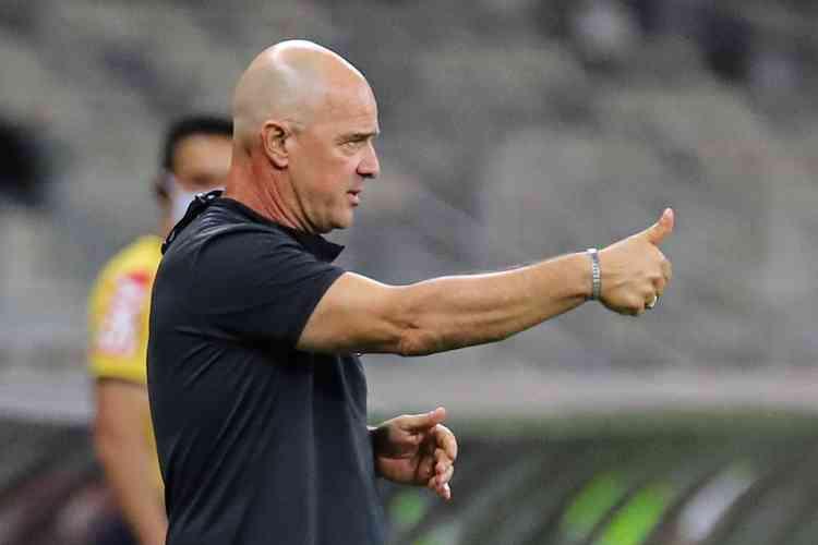 O auxiliar-técnico Jorge Desio, de 52 anos, recebeu o diagnóstico positivo de COVID-19 na segunda-feira (16/11), mesmo dia em que realizou os exames na Cidade do Galo.