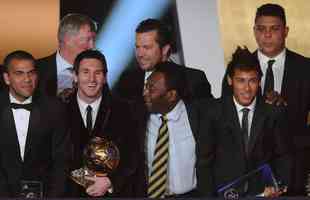 Pel e Neymar ao lado de Daniel Alves, Alex Ferguson, Messi, Lothar Matthaus e Ronaldo durante o prmio Bola de Ouro, da Fifa, em 2012