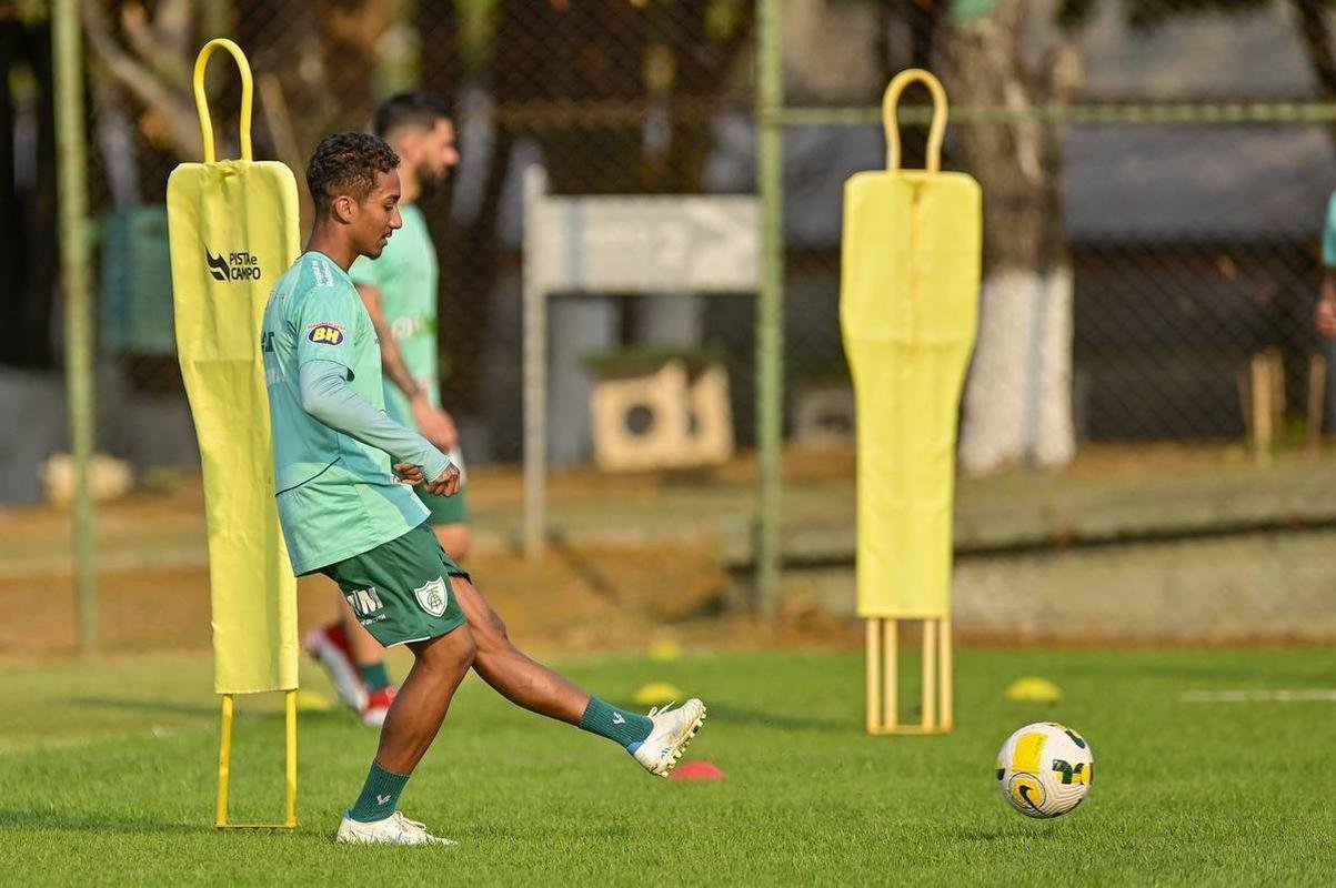 Em preparao para enfrentar o Corinthians no prximo domingo (18/9), o Amrica treinou nesta tera-feira (13/9)