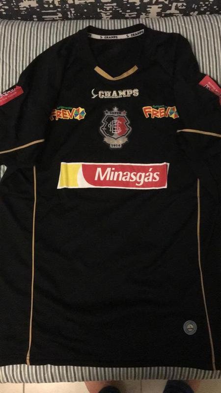 Camisa do Santa Cruz do ano de 2007/2008 está entre as peças que o torcedor Sérgio Lêdo coleciona em seu acervo pessoal