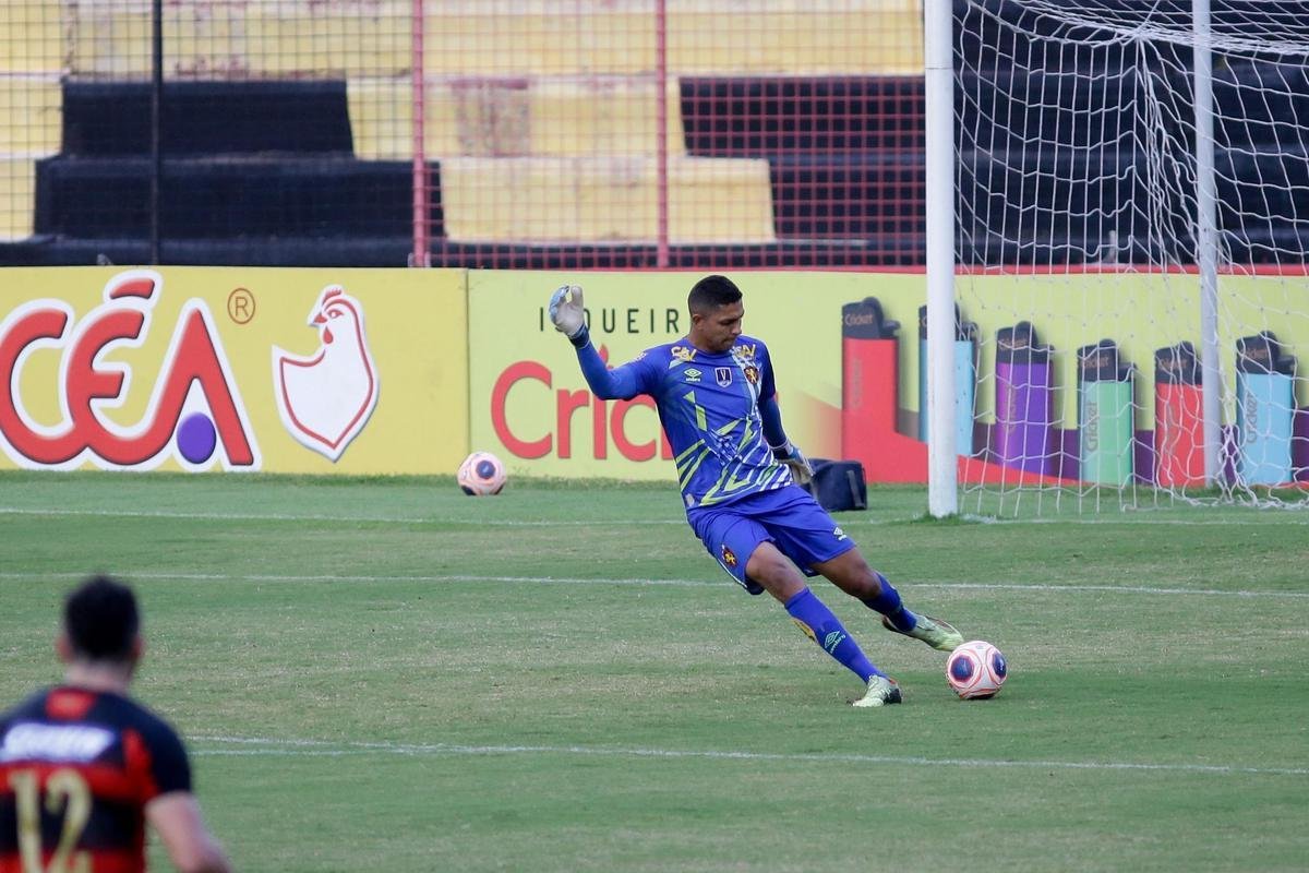 Após a sequência de Luan Polli no time, Mailson voltou ao posto de titular contra o Confiança, na Copa do Nordeste, pós-parada por coronavírus, com Daniel Paulista estipulando continuidade ao prata da casa para defirnir, em breve, qual será o titular. Desde então, foram cinco jogos com o jovem goleiro, chegando a 60 partidas no geral (no duelo ante o Petrolina, da foto), desde a estreia, há três anos. O aproveitamento de Mailson é de 62%: 29 vitórias, 25 empates e seis derrotas.