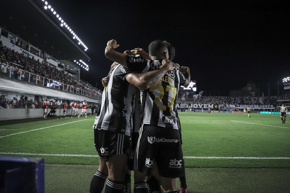 Fotos do jogo entre Santos e Atltico na Vila Belmiro, em Santos, pela 30 rodada do Campeonato Brasileiro