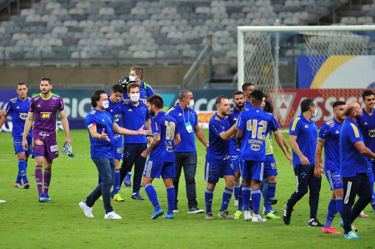 Hulk, do Atltico, e William Pottker, do Cruzeiro, discutiram no fim do clssico vencido pelos celestes, por 1 a 0, e foram expulsos pelo rbitro Paulo Csar Zanovelli da Silva