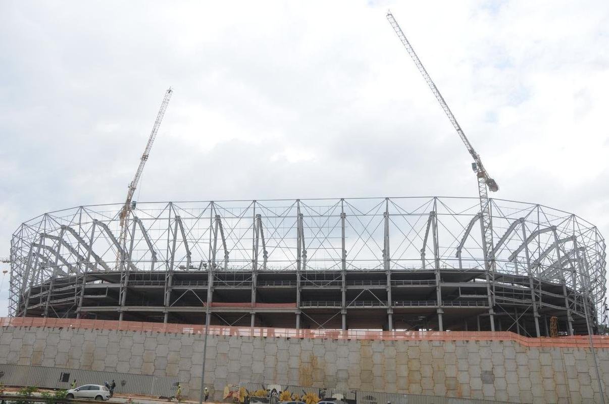Nesta quarta-feira (20), as obras da Arena MRV, no Bairro Califrnia, em Belo Horizonte, adentraram em uma nova etapa. Isso porque as placas da cobertura do estdio comearam a ser instaladas, conferindo 'novo visual' ao projeto da futura casa do Atltico.