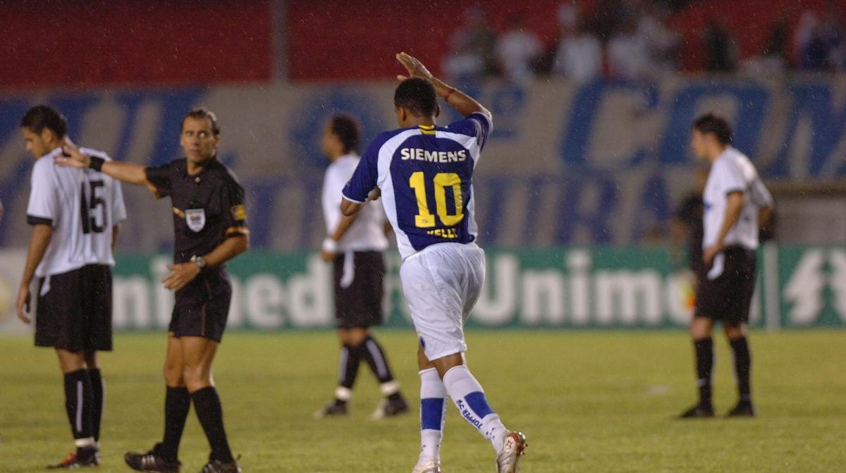 O meia Kelly vestiu a camisa 10 do Cruzeiro em 2005 e fez uma tima temporada. Foram 22 gols em 61 jogos. O desempenho em alto nvel chamou ateno do Al Ain, dos Emirados rabes, que o contratou na temporada seguinte.