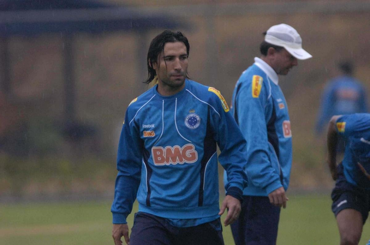 Faras (2010): o argentino veio para o Cruzeiro cercado de expectativas graas aos vrios gols marcados por Estudiantes, River Plate e Porto-POR. Em Minas, contudo, esteve longe de apresentar o faro de artilheiro. Foram apenas oito tentos em 35 partidas. Alm disso, gerou um problema administrativo para o clube, pois preferiu treinar em separado quando ficou fora dos planos a rescindir seu vnculo. Faras recebeu da diretoria azul US$ 100 mil mensais livres de impostos durante quatro anos de contrato.