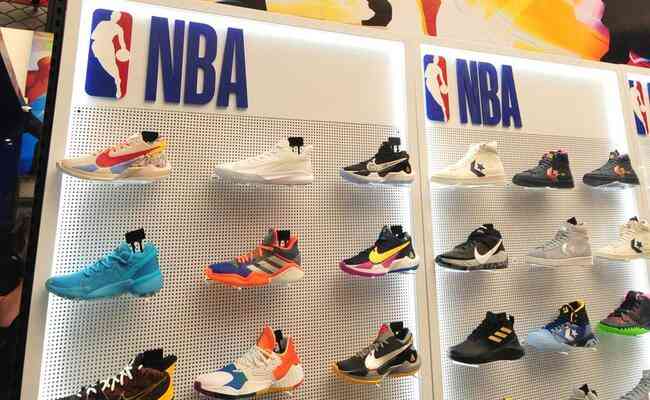 Loja da NBA conta também com vários tênis de basquete, de marcas diversas