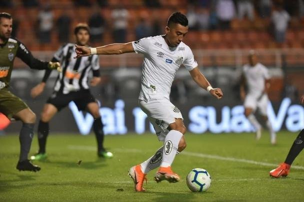 Atlético derrotou Santos por 2 a 1, de virada, com gols de Chará, e avançou às quartas de final da Copa do Brasil
