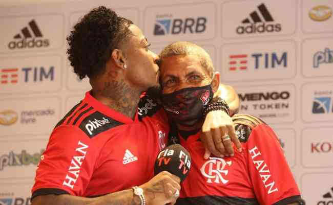 Marinho protagoniza cena emocionante com o pai em apresentação no Flamengo