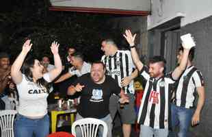 Torcedores do Galo comemoram classificao  final da Copa do Brasil no Bar do Salomo, tradicional reduto atleticano de Belo Horizonte