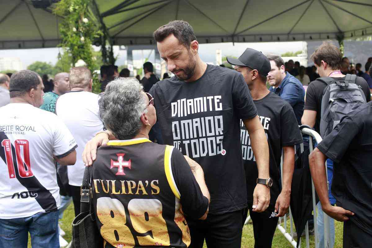 Velrio de Roberto Dinamite rene jogadores, ex-jogadores e torcedores em So Janurio