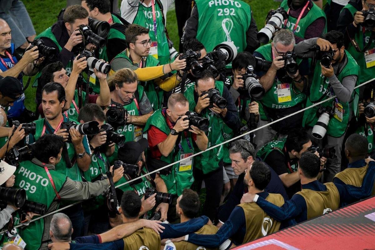 Cristiano Ronaldo comeou novamente no banco de reservas no duelo de Portugal contra Marrocos pelas quartas de final da Copa do Mundo. Batalho de fotgrafos registrou astro na condio de suplente