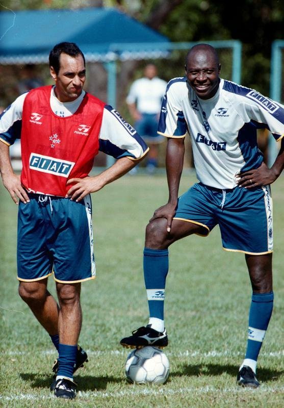 Fotos da passagem do jogador Rincn pelo Cruzeiro, em 2001.  Ele faleceu aos 55 anos nesta quarta-feira (13/4/2022), aps sofrer acidente automobilstico em Cali, na Colmbia, no dia 11.