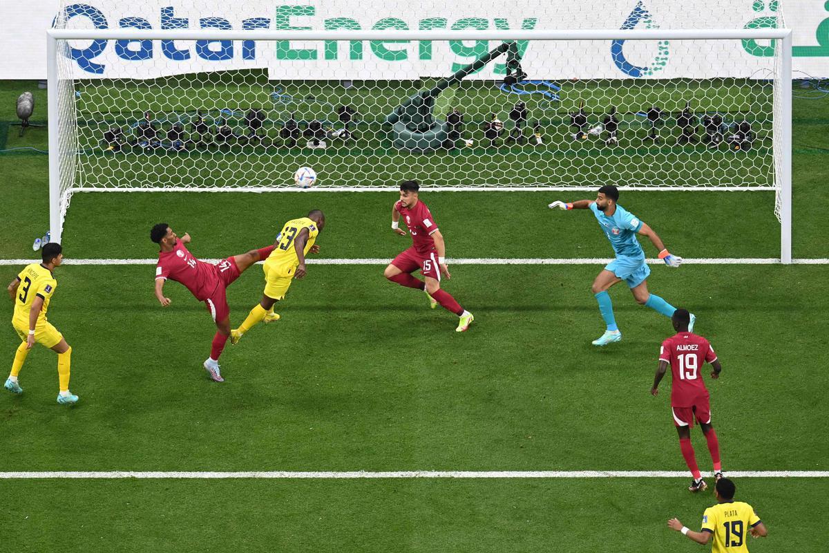 Enner Valencia marcou este gol de cabea, mas VAR anulou aps constatar impedimento.