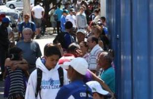 Torcedores formaram uma longa fila desde a manh desta segunda-feira
