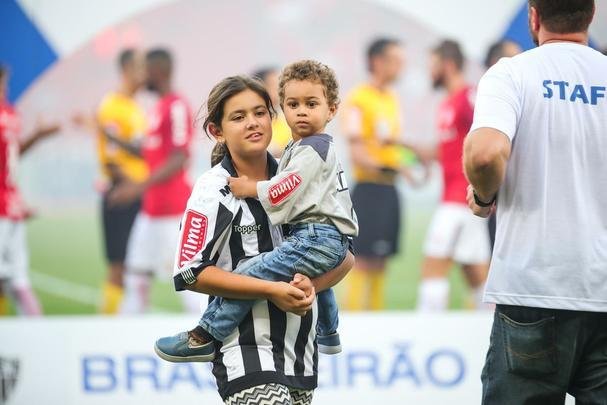 Galo derrotou Internacional no Beira-Rio com gols de Cazares e Terans; D'Alessandro descontou de pênalti
