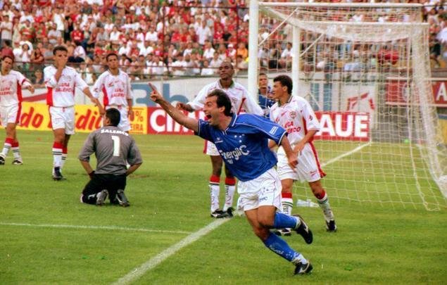Hoje diretor de futebol do Cruzeiro, Marcelo Djian foi zagueiro do clube entre 1998 e 2001. Em 181 jogos, marcou cinco gols e ganhou Campeonato Mineiro (1998), Recopa Sul-Americana (1998), Copa do Brasil (2000) e Copa Sul-Minas (2001).