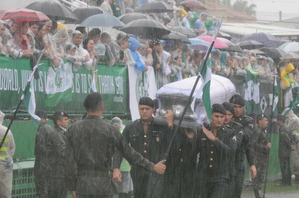 Chegada dos corpos  Arena emocionou a todos. Foi o reencontro dos heris com suas famlias