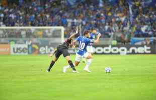 Lances do primeiro tempo do duelo entre Cruzeiro e Atltico, no Mineiro, pelas oitavas de final da Copa do Brasil