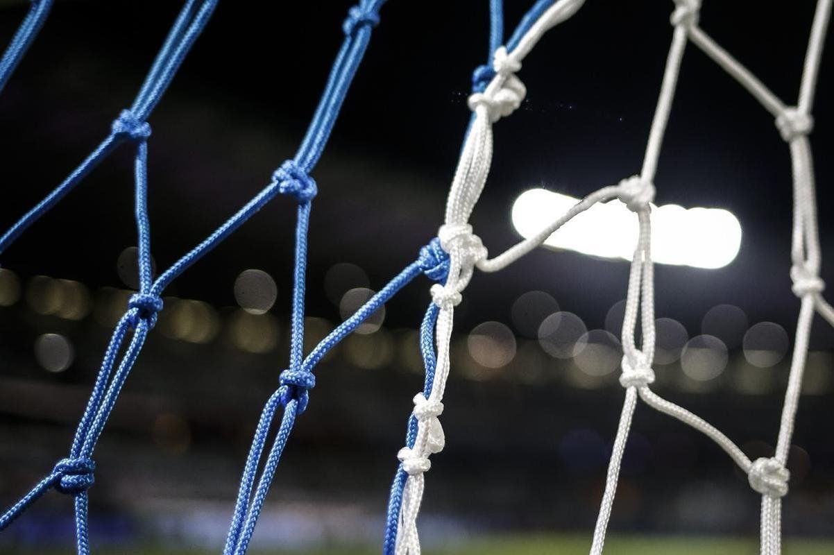Mineiro teve show de luzes e iluminao especial antes do jogo entre Cruzeiro e Ituano pela Srie B do Campeonato Brasileiro. Estdio aderiu  campanha Outubro Rosa, de conscientizao da sociedade para a preveno do cncer de mama. Houve ainda espetculo com fogos e aes de patrocinadores do clube na esplanada para o torcedor, que festejou com o time o ttulo da Srie B do Brasileiro