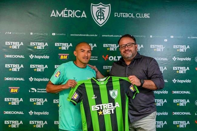 Fotos da apresentao do lateral-direito Nino Paraba no Amrica