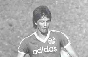 Douglas iniciou a carreira na base cruzeirense nos anos 1970 e defendeu o clube como profissional nos anos 1980 e 1990. William Douglas Humia Menezes foi campeo mineiro em 1984, 1987, 1992 e 1994; da Supercopa, em 1992; e da Copa do Brasil, em 1993. Ao todo, foram 391 jogos com a camisa celeste.